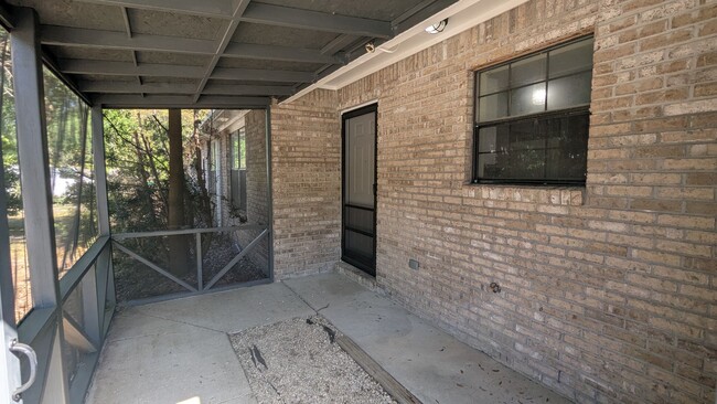 Foto del edificio - 421 Bear Rd