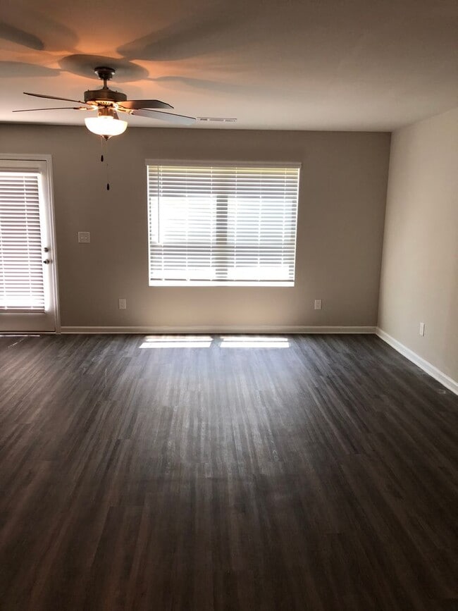 Foto del edificio - Price Drop Alert!  Fall Rental Specials Av...