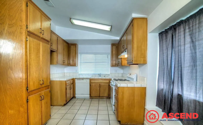 Building Photo - Lovely 3 Bedroom Home Off McCutchen and Ol...