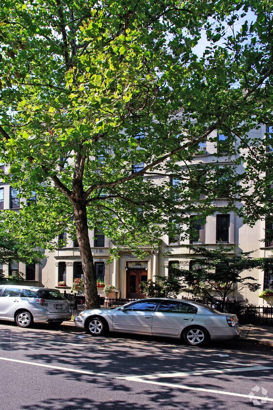 Building Photo - 466 3rd St