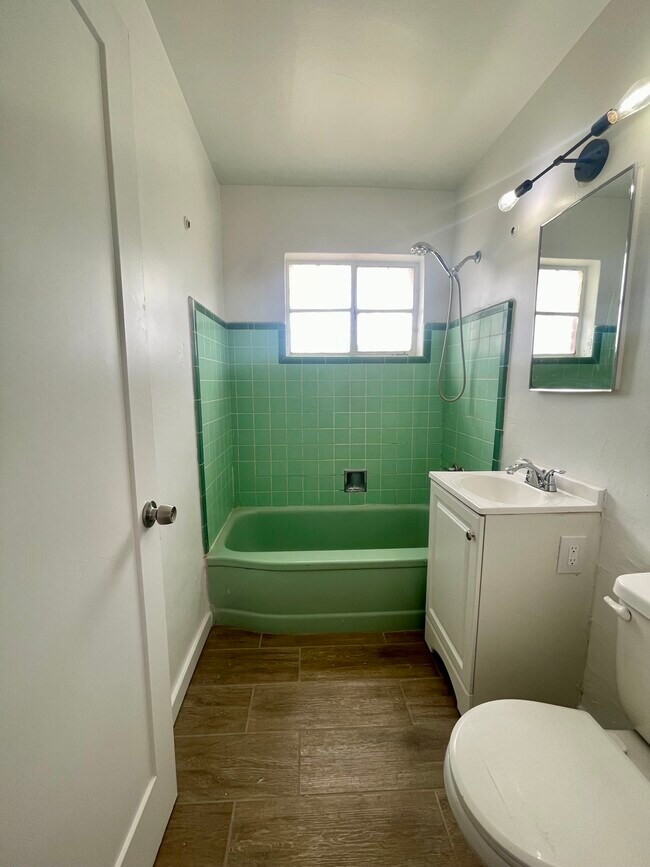 Foto del edificio - 4527 E 18th St