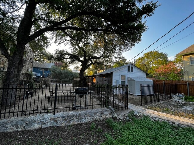 Building Photo - 610 Cliff Dr