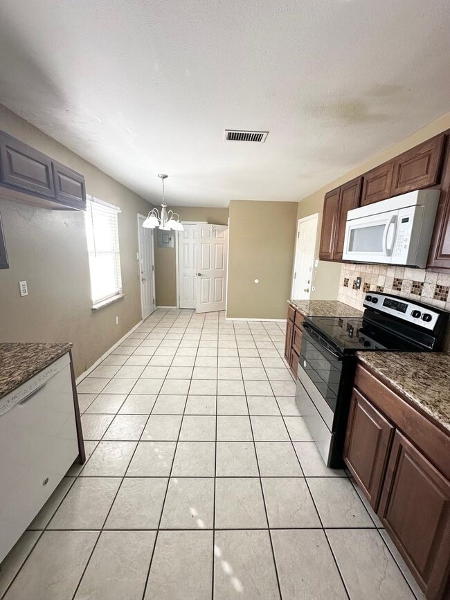 Foto del edificio - 3 Bed 1 Bath Ready to Rent!