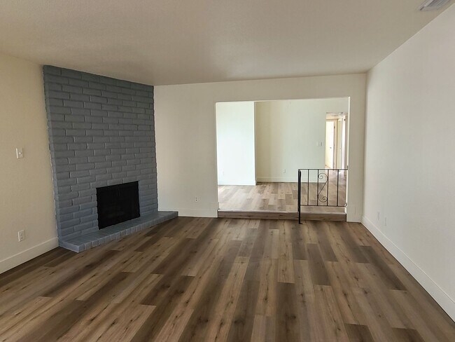Foto del edificio - 6852-6854 Trovita Way
