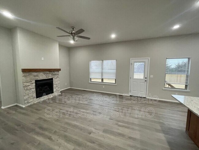 Foto del edificio - 204 Hickory Hills St