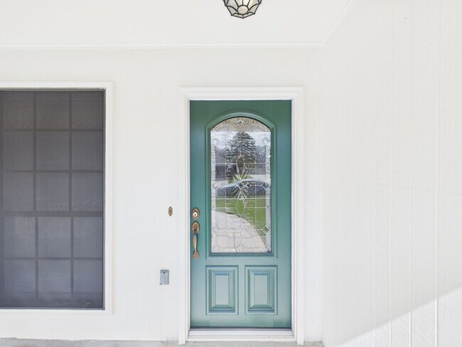 Building Photo - 302 Lark Dr