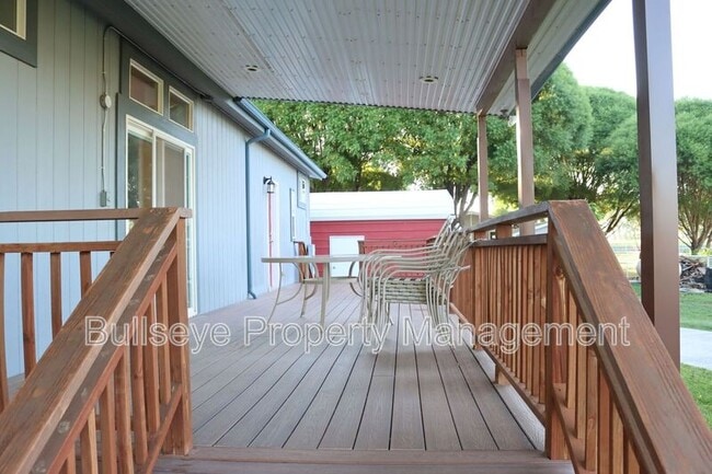 Building Photo - 313 E 1/2 St N