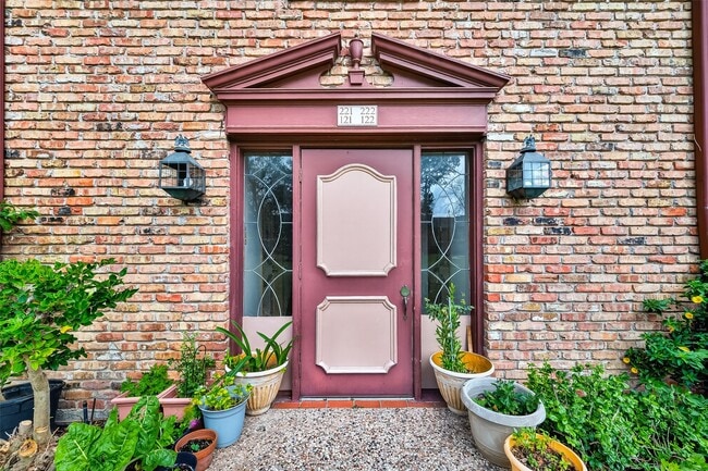 Building Photo - 7600 Burgoyne Rd