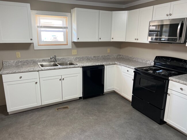Building Photo - Remodeled! 3 Bedroom, 1 Bath, $895!!