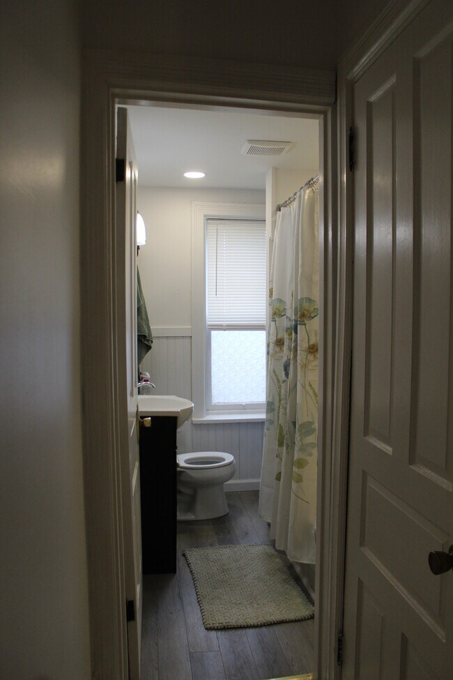 Baño - 121 E Pomfret St