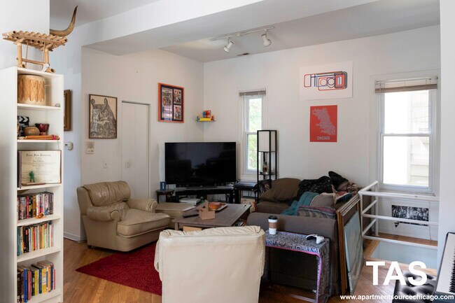Foto del edificio - 2616 N Marshfield Ave