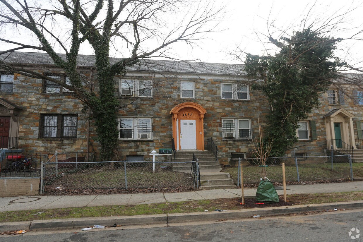 Building Photo - 1621-1623 Holbrook St NE