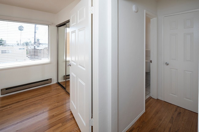 Building Photo - Quaint Apartment in North PB!