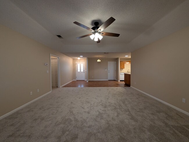 Foto del edificio - 3/2/2  Close to Kraft Park & the County Line- Memorial Trail / Fridge Included / Fenced Back Yard...