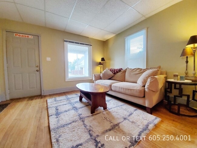 Building Photo - 2 Bed 1 Bath Home with 2 Stall Garage!