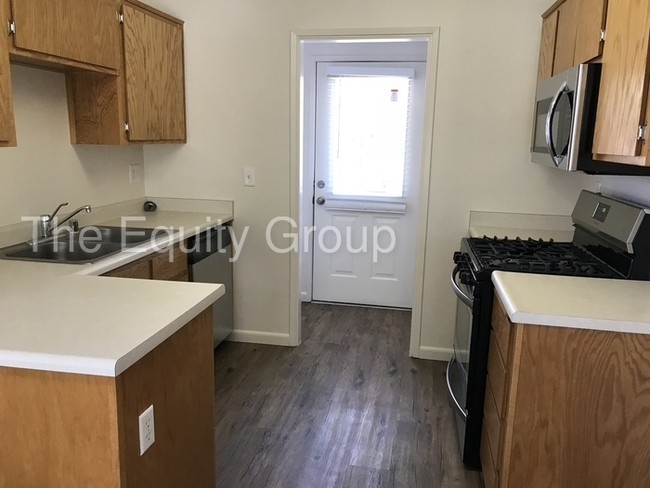 Building Photo - Newly remodeled unit! Just listed!