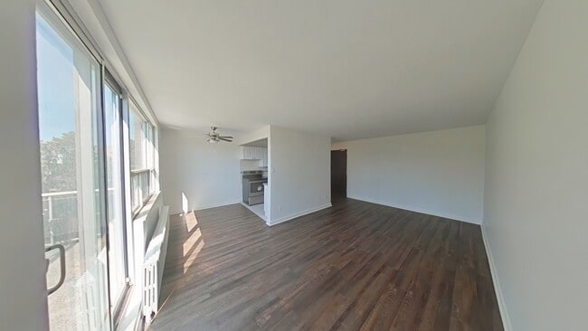 Building Photo - 2-6 The Donway East