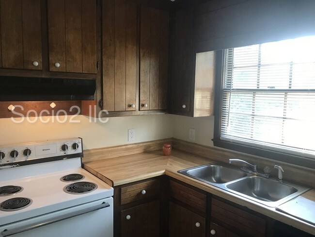 Building Photo - Comfortable Town Home Great