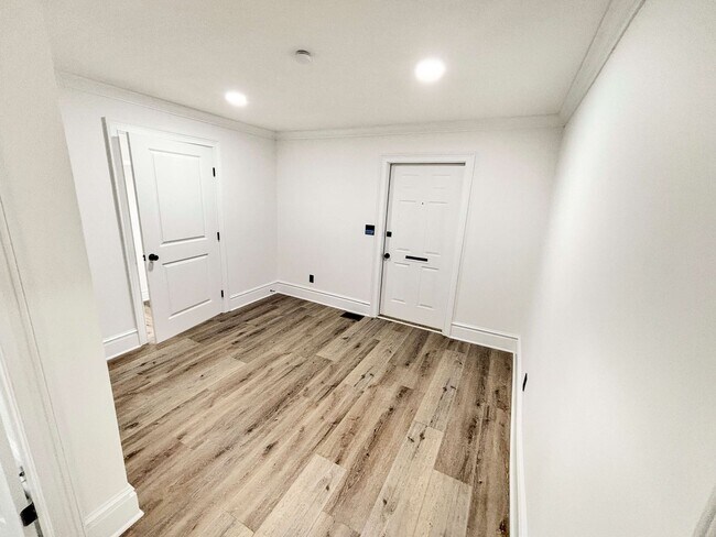 Building Photo - Totally updated 3BR/ 2BA home in historic ...