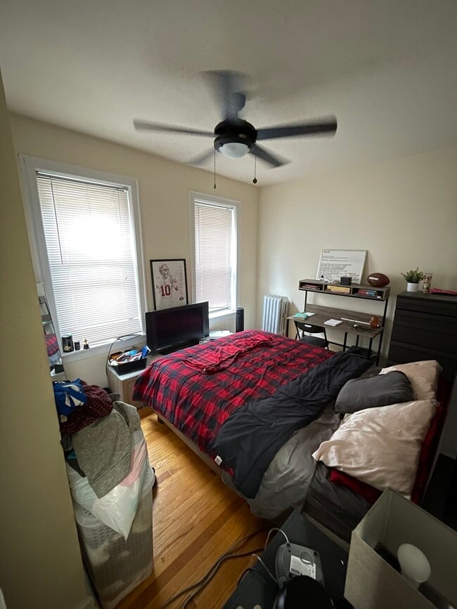 Building Photo - 641 W Roscoe St