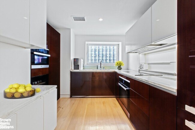 Building Photo - LUXURIOUS SUN-DRENCHED & TERRACED