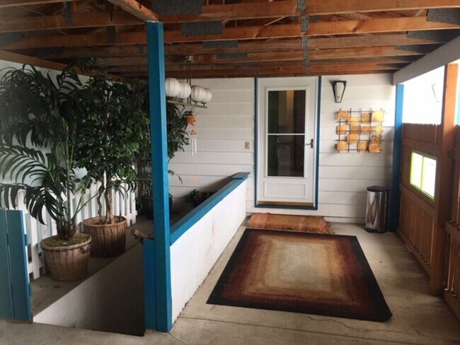 Building Photo - Wonderful Main Floor 2 Bedroom Unit Availa...