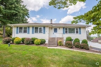 Building Photo - 3 Greenridge Dr
