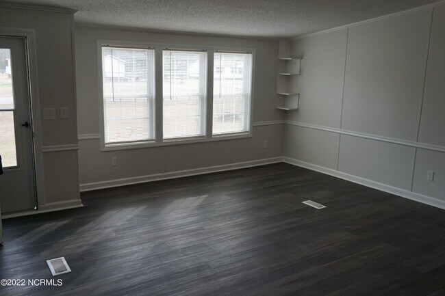 Building Photo - 130 Woodhaven Dr