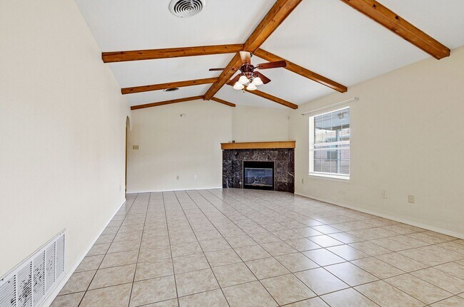 Foto del edificio - 3 Bedroom, 2 bath on Corner Lot near Golf Course