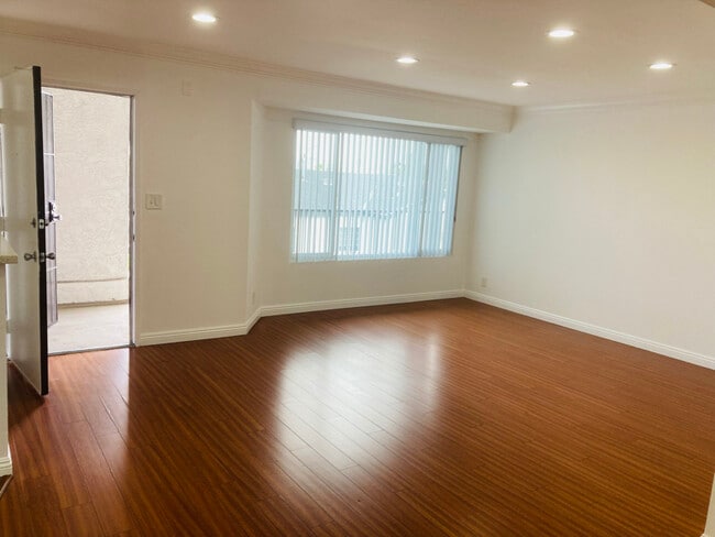 Building Photo - 924 Gaviota Ave