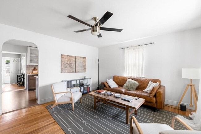 Foto del edificio - 3BD, 1BA Edgewater Home with Lard Back Yard and 2-Car Garage