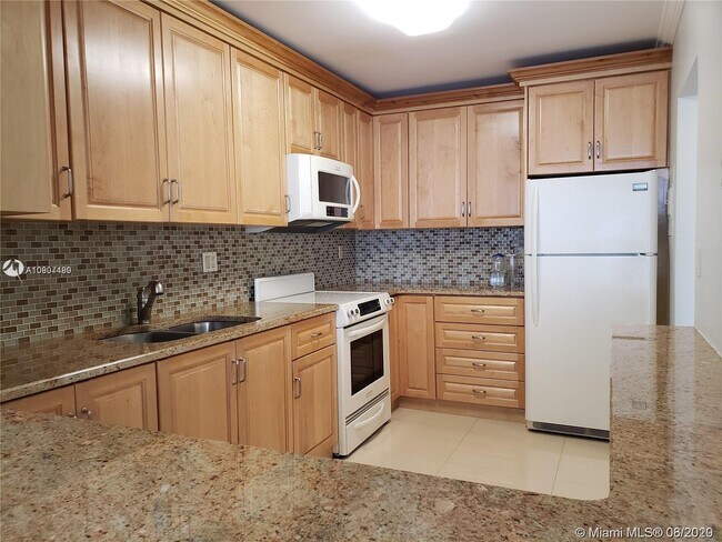 Building Photo - 3701 N Country Club Dr