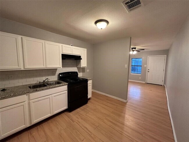 Foto del edificio - 6818 Weston St