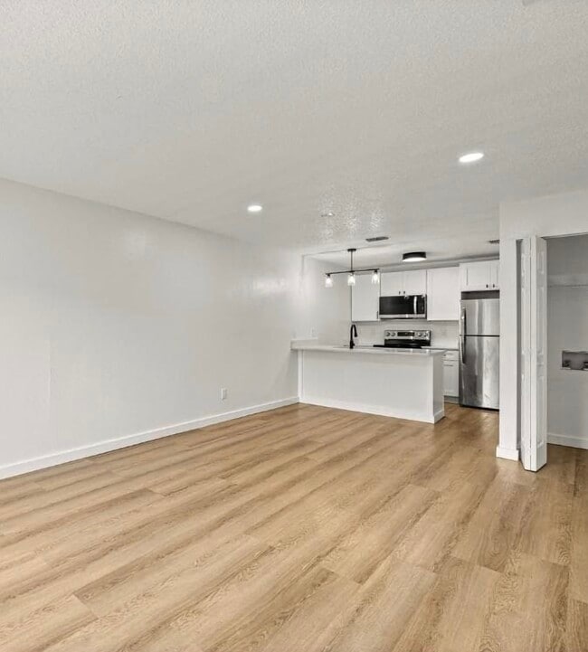 Building Photo - 5305 SE 28th Ln