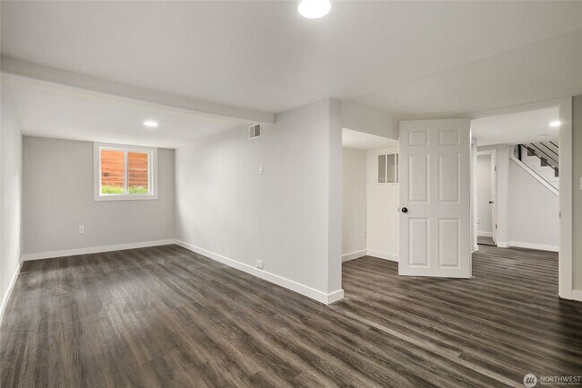 Foto del edificio - 5 Bedroom 2 Bathroom House with Large Lot