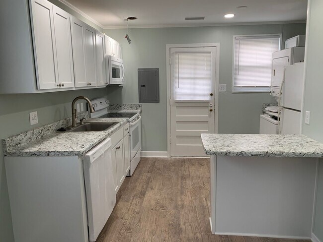 Foto del edificio - Adorable 2 Bedroom End Unit Convenient to W. Friendly Ave