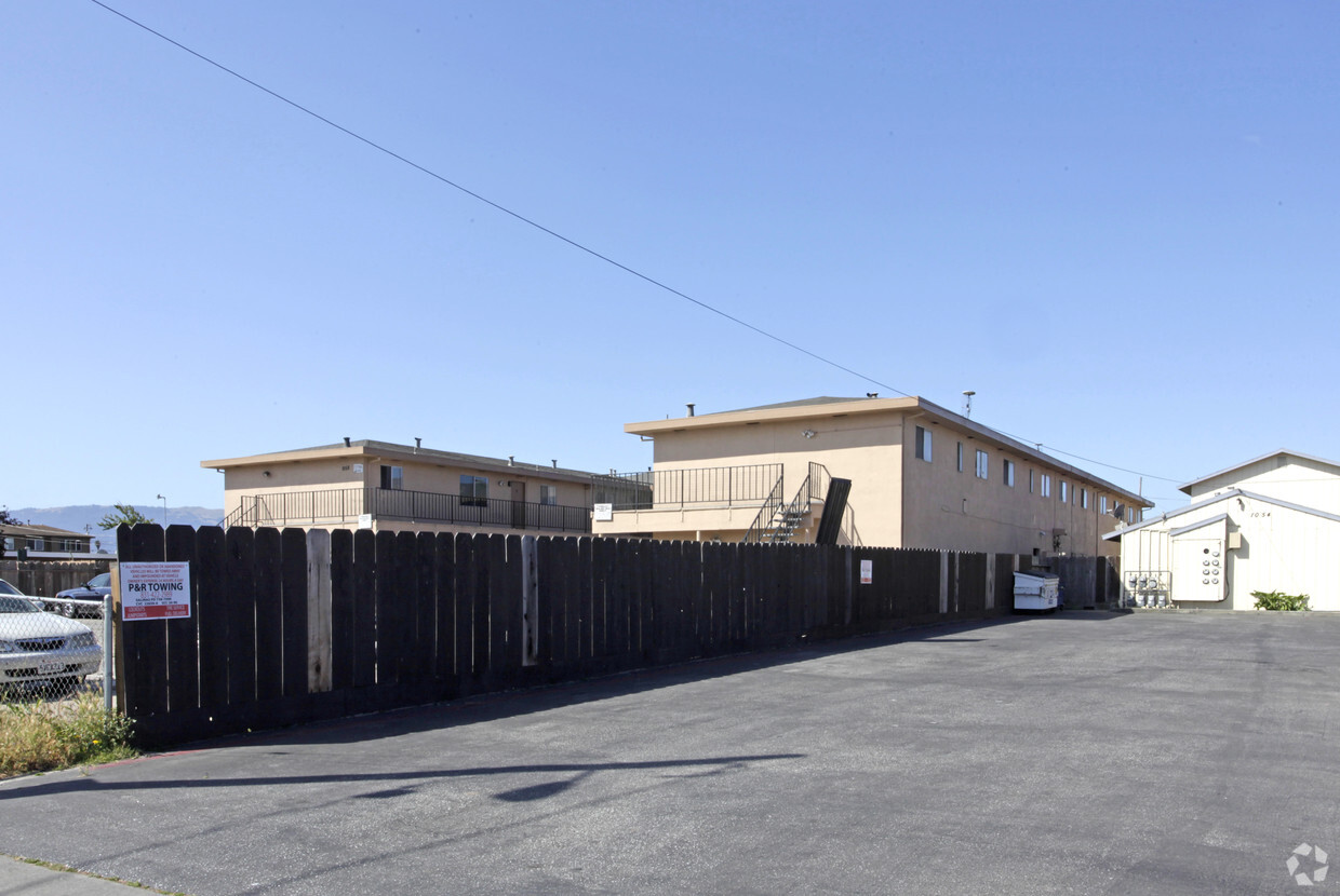 Building Photo - 1058 E Laurel Dr