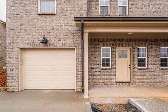 Building Photo - 809-811 Rodeo Ln