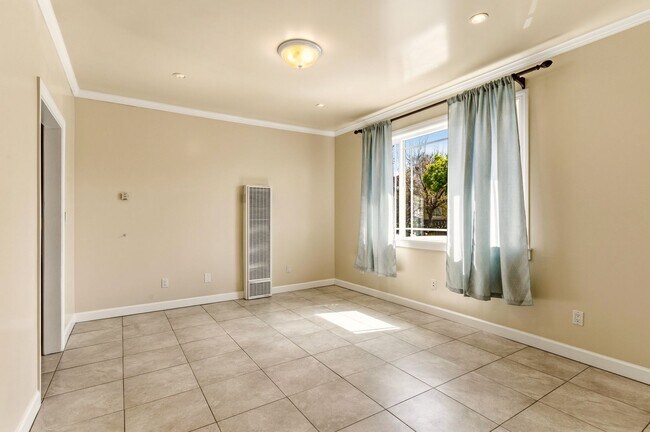 Foto del edificio - Newly Remodeled 4-Bedroom Oakland Duplex with Gated Parking