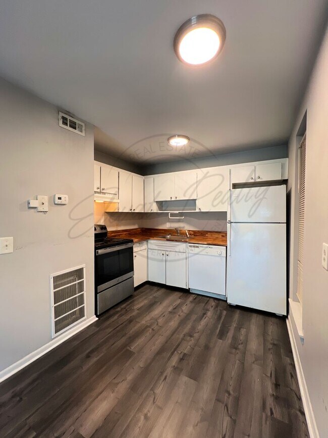 Foto del edificio - One Bedroom Condo, FIRST FLOOR, Assigned Parking Space and Near Madison Park!