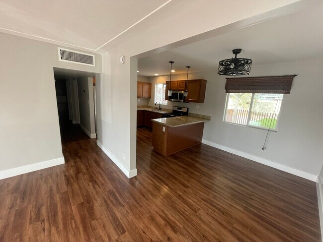 Entrada al salón y comedor - 2118 W Glenn Dr