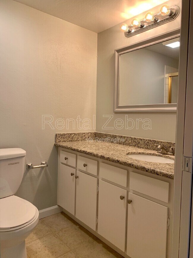 Foto del edificio - 1592 Ashwood Dr
