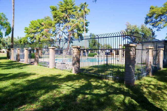 Building Photo - 2724 S Alder Dr