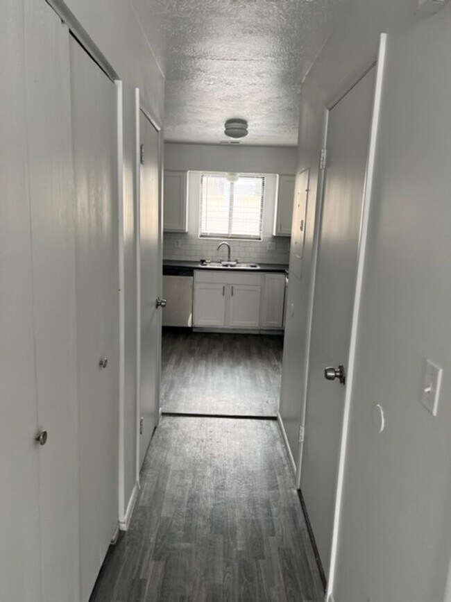 Building Photo - Beautifully updated townhouse, air conditi...