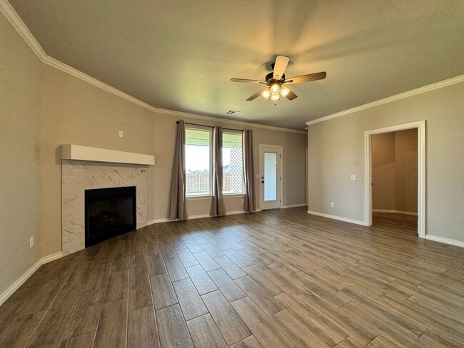 Building Photo - Spacious 3-Bedroom Home with Designer Kitc...