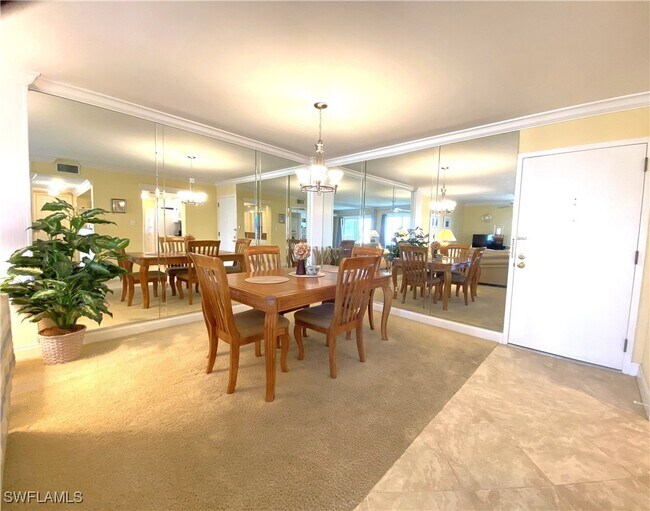 Foto del edificio - 555 Park Shore Dr