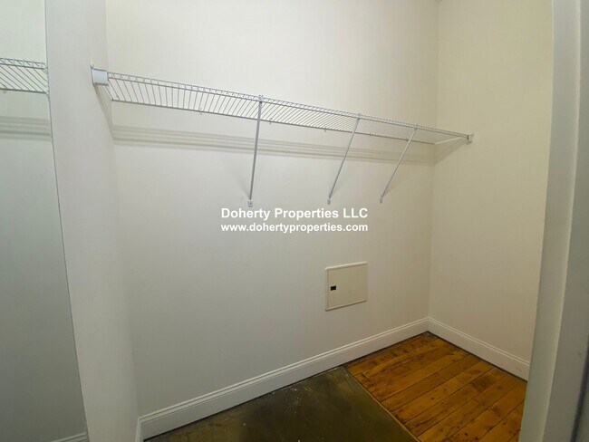 Building Photo - 305 Dutton St