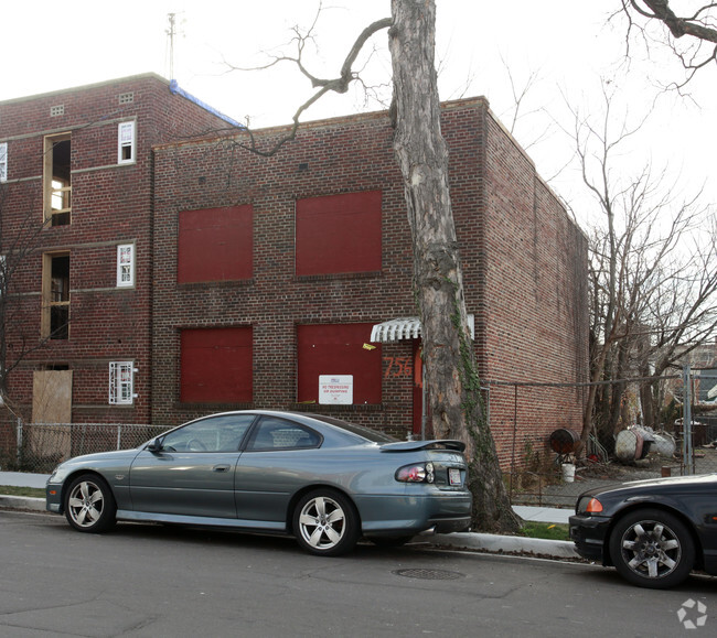 Primary Photo - 756 Park Rd NW