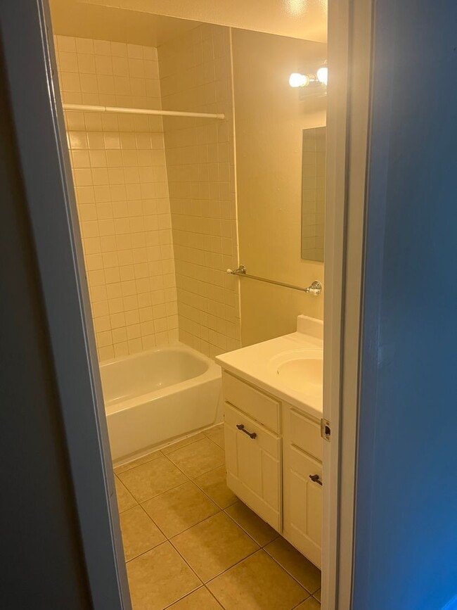 Building Photo - Spacious 1br/1ba Condo