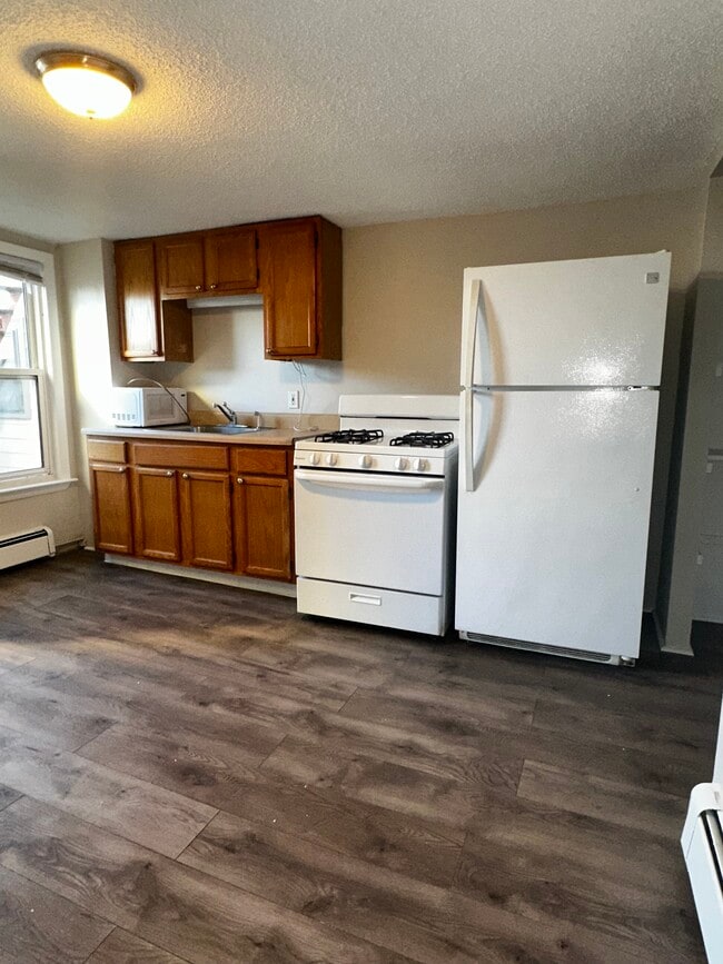 Oversized Kitchen! - 139 Princeton St
